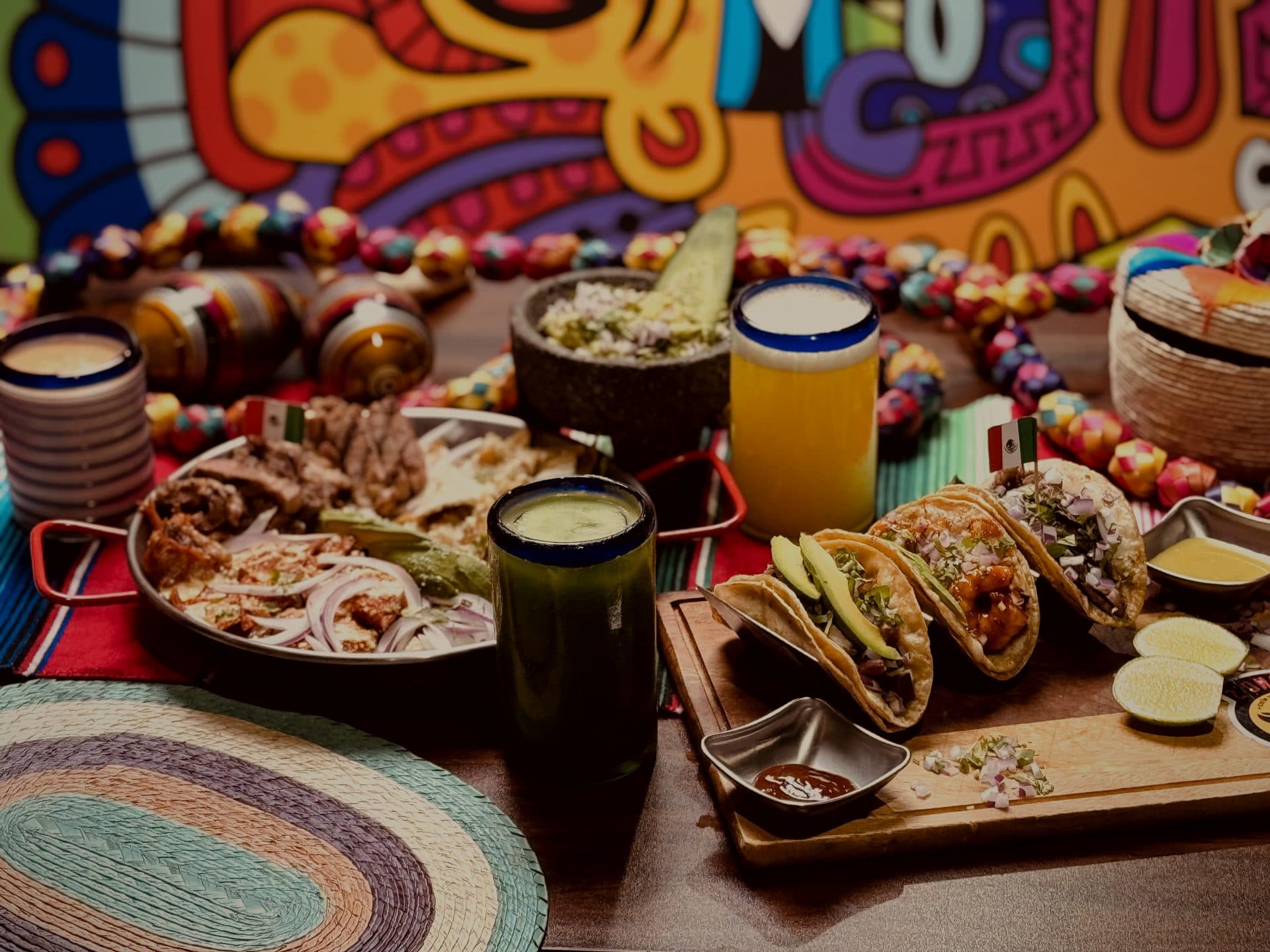 Tacos de picaña y antojitos de Villano's Tacos servidos en mesa