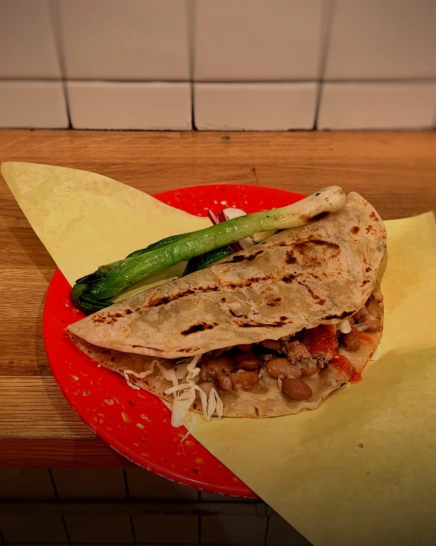 Tacos de picaña asada al carbón en tortilla hecha a mano